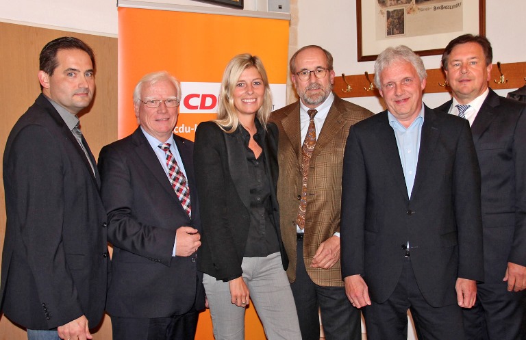 Unser Foto zeigt die sechs Bewerber um die Bundestags-Kandidatur (v.l.n.r.): Oliver Lax, Peter Wessel, Dr. Anne Gudermann, Hans-Jürgen Thies, Ulrich Häken und Hans-Jürgen Weigt.